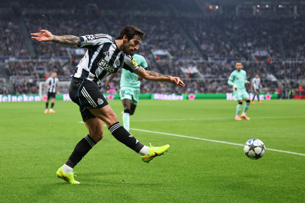 Sandro Tonali crosses the ball during Newcastle United vs Athletic Club.