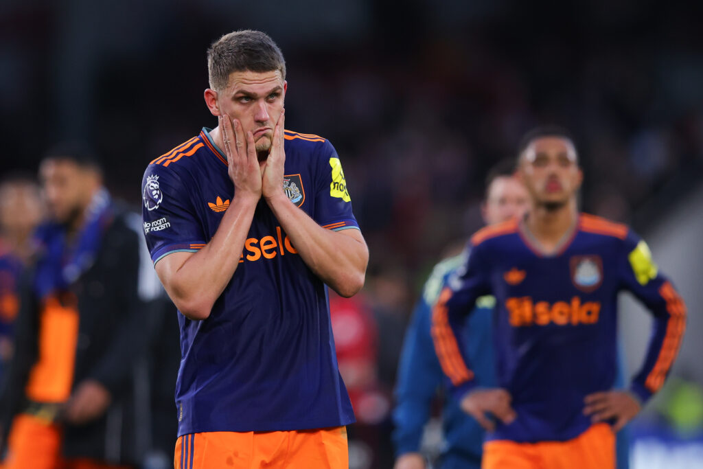 Sven Botman holds his hands on his face in dejection.