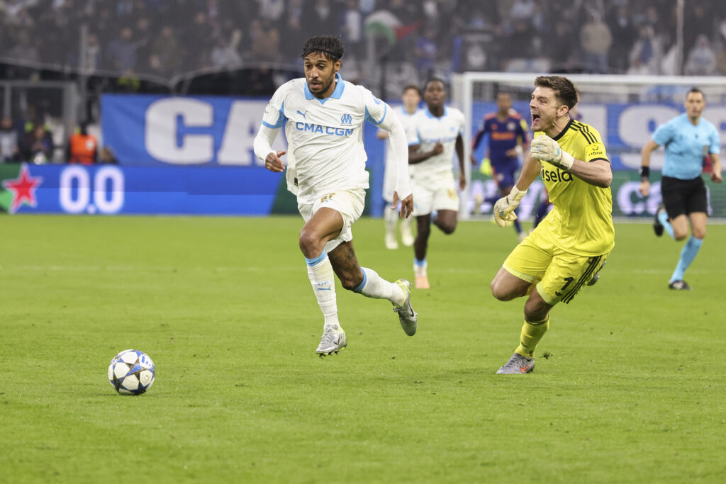 Pierre-Emerick Aubameyang runs past Nick Pope during Marseille vs Newcastle United.