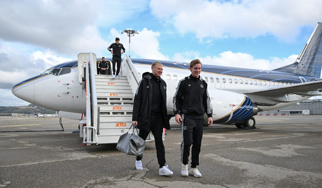 Aaron Ramsdale and Emil Krafh arrive in Marseille with the Newcastle United squad.