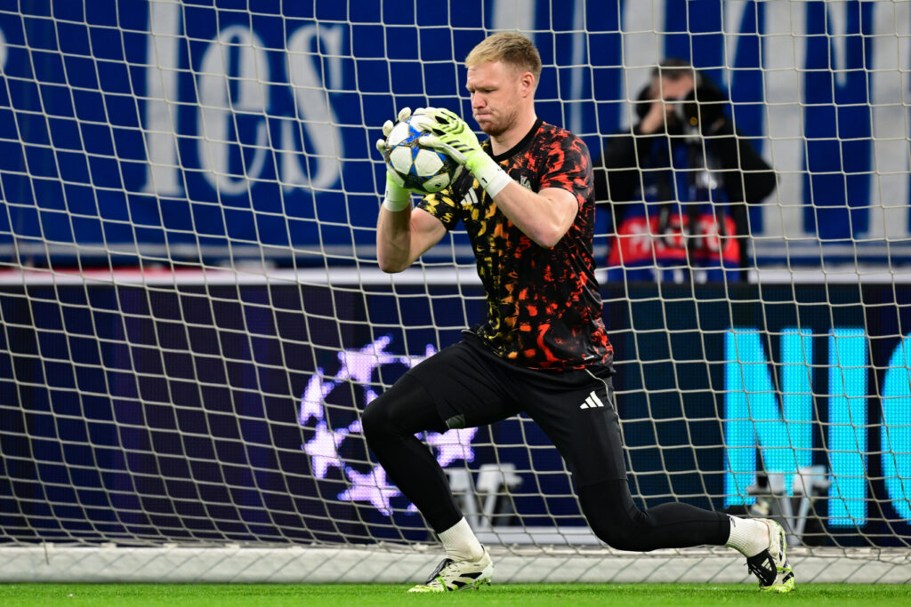 Aaron Ramsdale warming up before Newcastle United play Marseille in the Champions League.