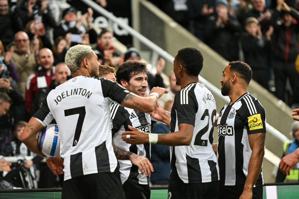 Sandro Tonali celebrates with his Newcastle United teammates after scoring against Brentford.