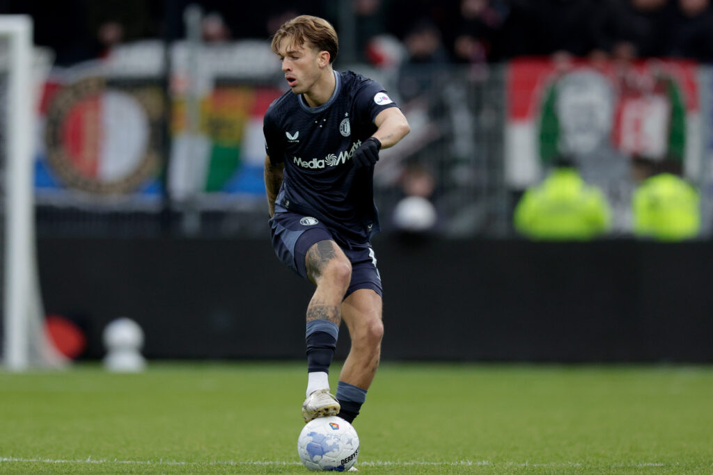 Luciano Valente playing for Feyenoord against Telstar.