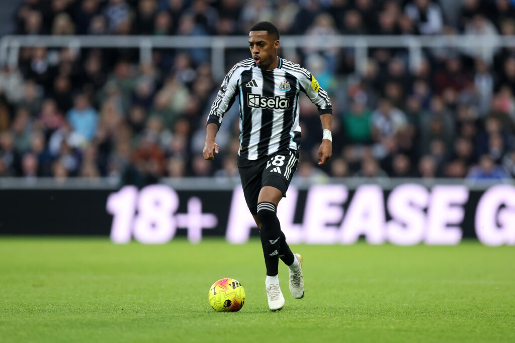 Joe Willock runs with the ball during Newcastle United vs Burnley in the Premier League.