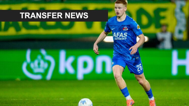 Kees Smit runs with the ball during AZ Alkmaar's game against Fortuna Sittard. A 'transfer news' banner has been added.