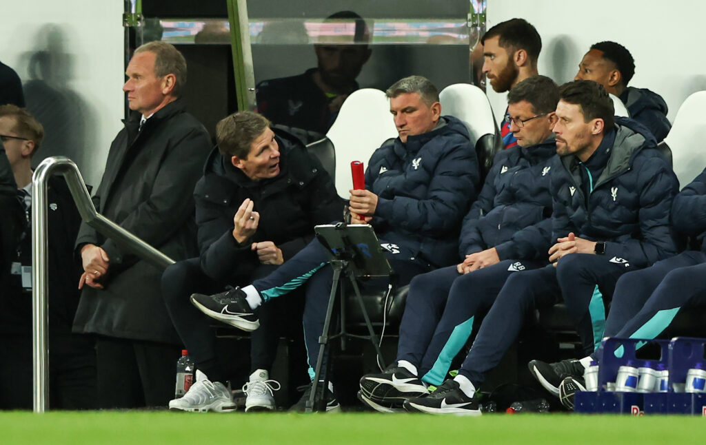 Oliver Glasner speaks to his staff during Newcastle United vs Crystal Palace.