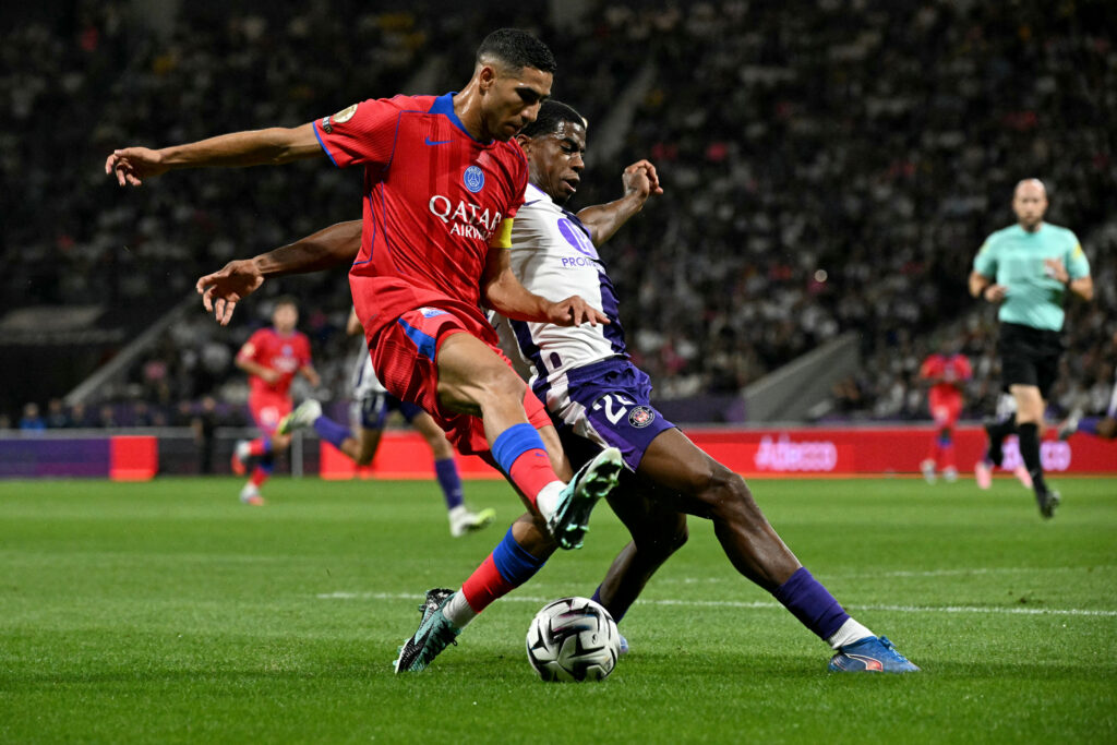 Dayann Methalie challenges Achraf Hakimi during Toulouse vs PSG.