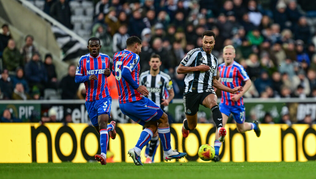 Jacob Murphy playing for Newcastle United against Crystal Palace.