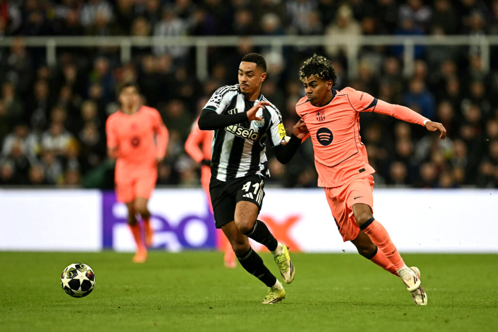 Jacob Ramsey and Lamine Yamal battle for the ball during Newcastle United vs Barcelona in the Champions League.