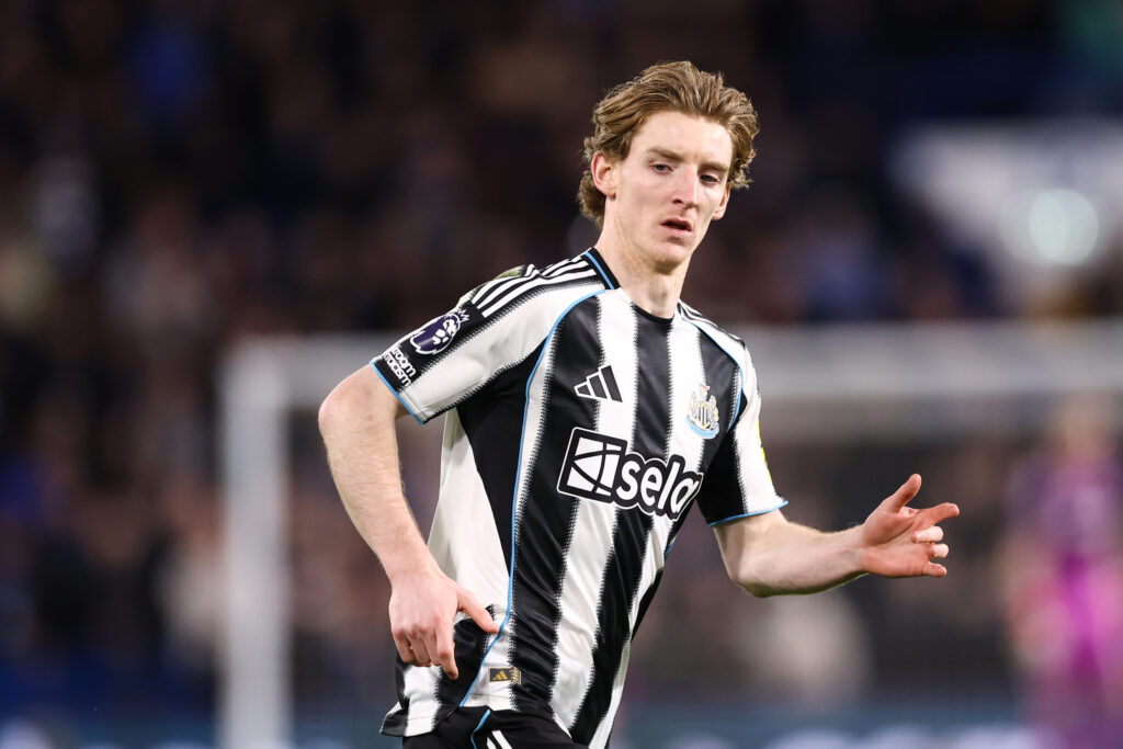 Anthony Gordon playing for Newcastle United vs Chelsea.