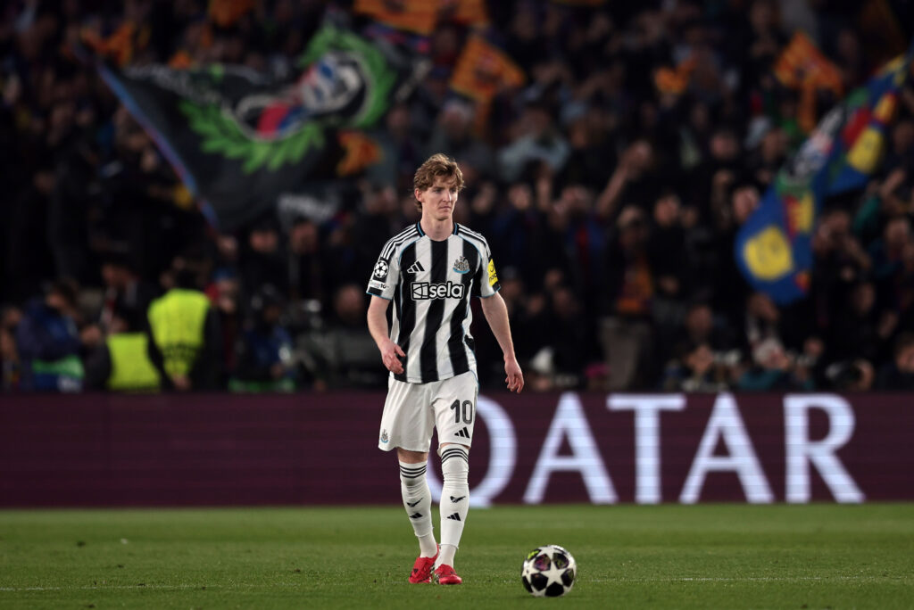 Anthony Gordon playing for Newcastle United against Barcelona.