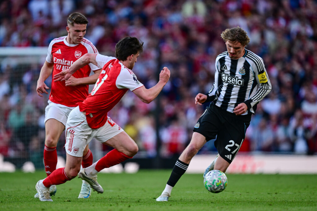 Nick Woltemade playing for Newcastle United against Arsenal FC.