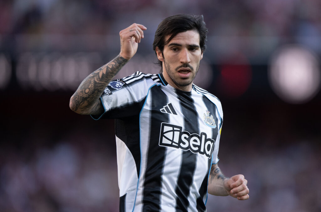 Sandro Tonali playing for Newcastle United against Arsenal FC.